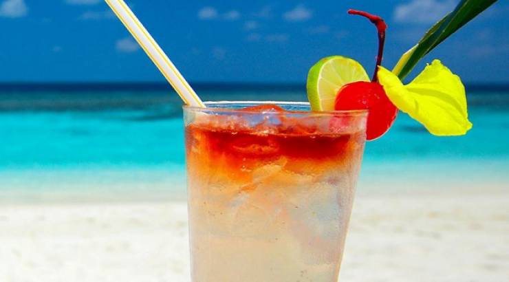 Cocktail στην παραλία – Ποιο έχει τις λιγότερες θερμίδες;
