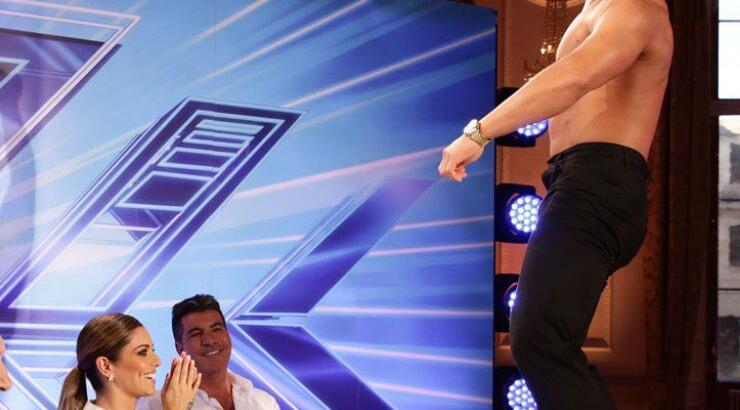 Έκπληξη-στριπτίζ σε διάσημη τραγουδίστρια για τα γενέθλιά της [εικόνες]