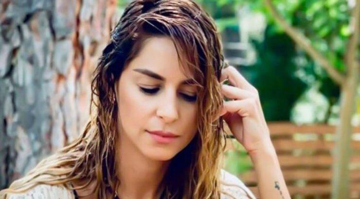 Κωνσταντίνα Ευριπίδου: Μας ξενάγησε στην υπέροχη αυλή του σπιτιού της στο Μονιάτη!