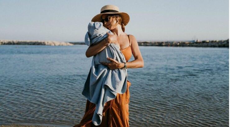 Κωνσταντίνα Ευριπίδου: Θήλαζε δημόσια τον γιο της και ο σύζυγός της απαθανάτισε την στιγμή