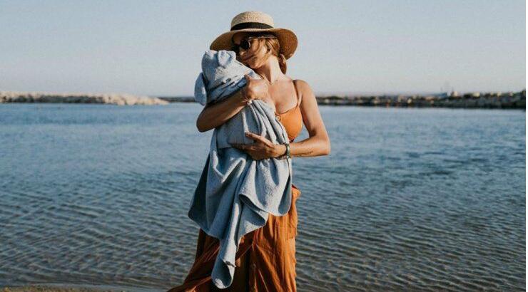 Κωνσταντίνα Ευριπίδου: Θήλαζε δημόσια τον γιο της και ο σύζυγός της απαθανάτισε την στιγμή