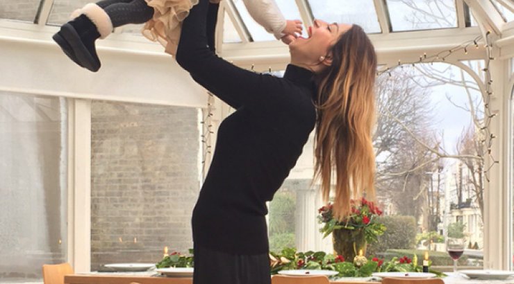 Δείτε τη μικρή Αριάδνη να παίζει με το κουκλόσπιτό της στο σαλόνι του σπιτιού τους!