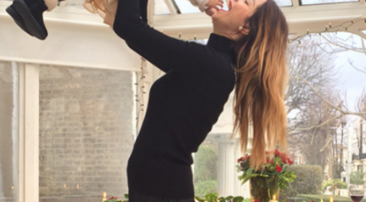 Λιώσαμε! Δείτε την κόρη της Κωνσταντίνας Ευριπίδου να χορεύει με την μασκότ του FIFA World Cup