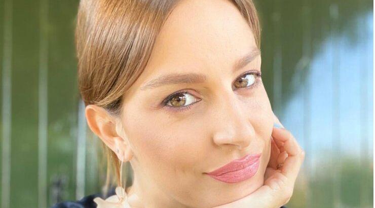 Η Κωνσταντίνα Ευριπίδου σας φτιάχνει την διάθεση με ένα εύκολο μακιγιάζ που μπορείτε να υιοθετήσετε στο σπίτι