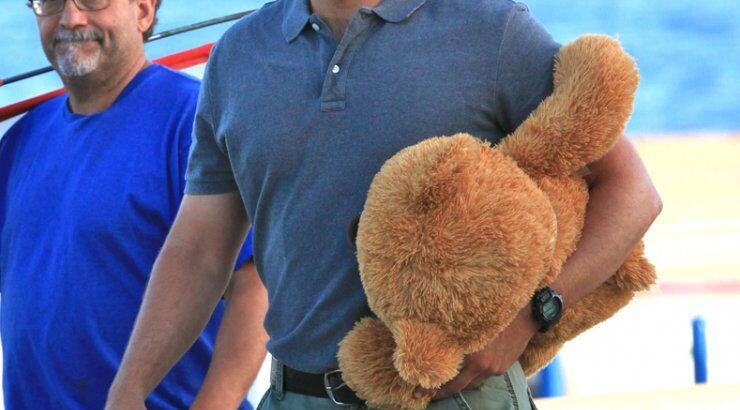 Bradley Cooper: Αγκαλιά με το νέο του απόκτημα [εικόνες]