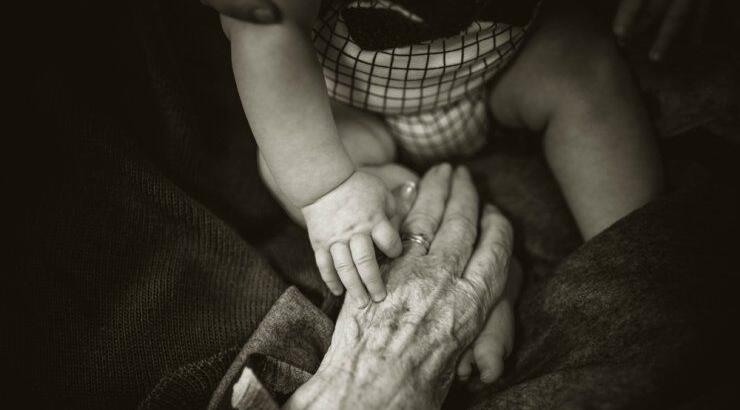 Έξι συμβουλές για τους παππούδες που δεν μπορούν να δουν τα εγγόνια τους εν μέσω πανδημίας