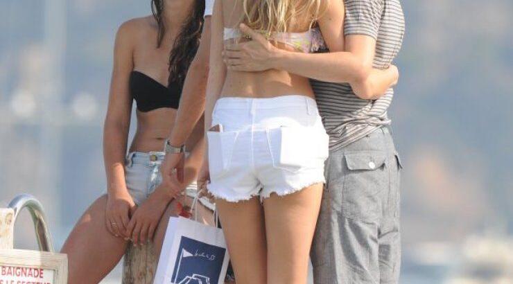 Πασίγνωστος τραγουδιστής ξανά ερωτευμένος με τη “σωσία” της πρώην του!