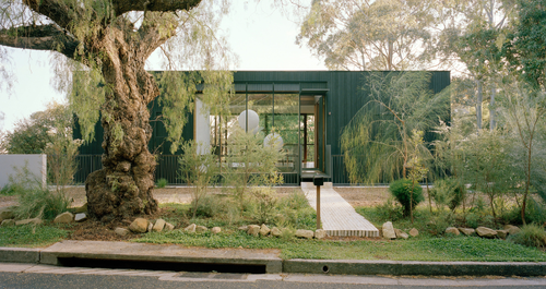 Μέσα σε ένα παλαιωμένο σπίτι με μια πανέμορφη κεντρική αυλή