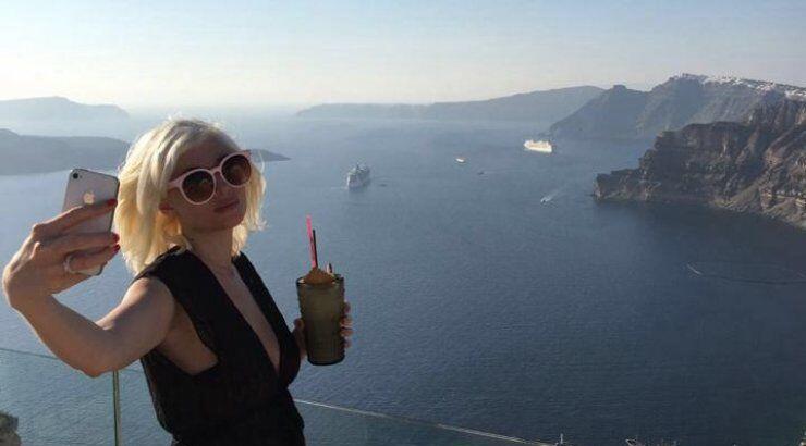 Τζούλια Αλεξανδράτου: Ποζάρει στη Σαντορίνη με μαγιό και αναστατώνει το νησί!