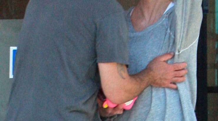 Ασυγκράτητο επώνυμο ζευγάρι ανταλλάζει "καυτά" φιλιά στη μέση του δρόμου!