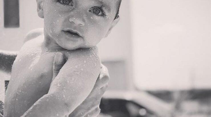 Είναι κούκλος! Αυτό το μωράκι είναι ο ανιψιός πασίγνωστου Κύπριου ηθοποιού! [εικόνες]