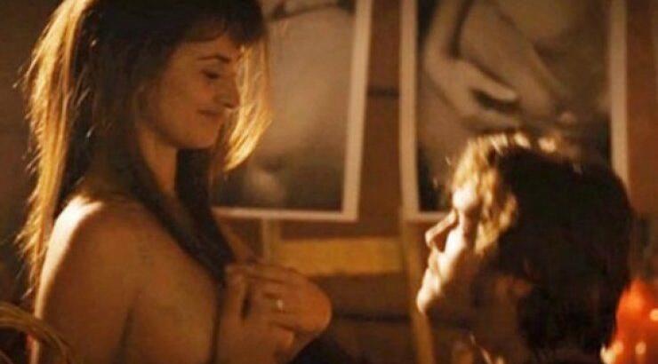 Η Πενέλοπε Κρουζ ποζάρει topless σε προκλητικές σκηνές