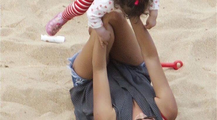 Penelope Cruz: Με τα παιδιά της στην παραλία [εικόνες]