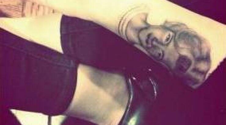 Ποια τραγουδίστρια έκανε τατουάζ τη γιαγιά της;