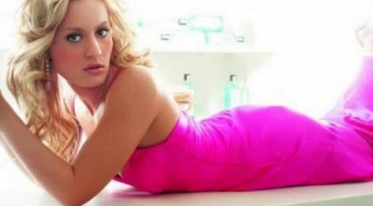 Η Μελέτη συστήνει τον γοητευτικό coach της στο surf! [εικόνα]