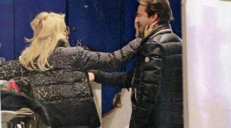 Το τρυφερό χάδι της Ελένης στον Μάκη