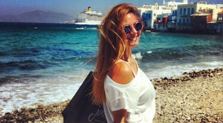 Η Δέσποινα Καμπούρη στη Μύκονο με "καυτό" σορτς!