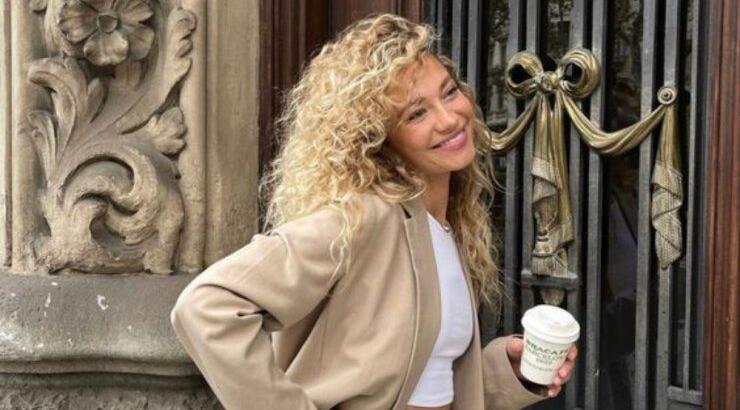 4 εντυπωσιακά καλοκαιρινά χτενίσματα για σγουρά μαλλιά 