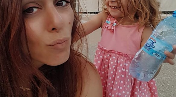 Είναι αξιολάτρευτη! Η κόρη της Δανάης Χρήστου φόρεσε το καπέλο της μαμάς της και πόζαρε!