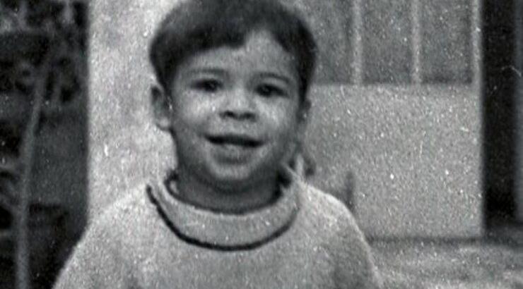 Ποιος Έλληνας τραγουδιστής είναι το αγοράκι στη φωτογραφία;