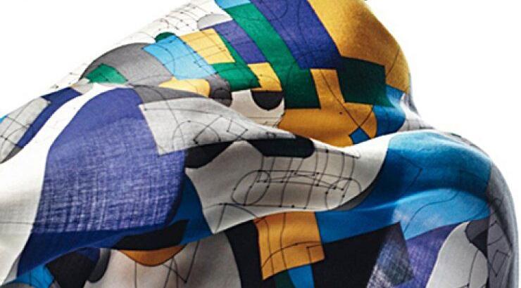 Φοράει μόνο το φουλάρι της