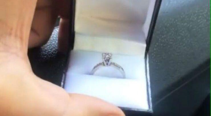 Επώνυμος Κύπριος μας έδειξε το μονόπετρο και φούντωσε τις φήμες για επισημοποίηση της σχέσης του!