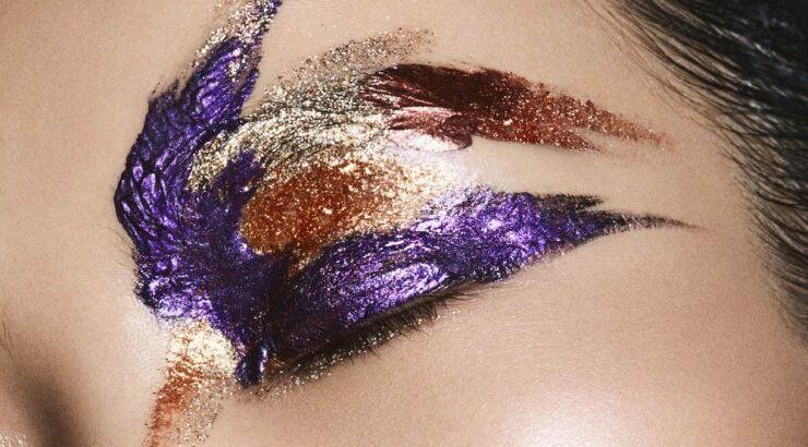 Εκτυφλωτική λάμψη στα μάτια με υγρές σκιές