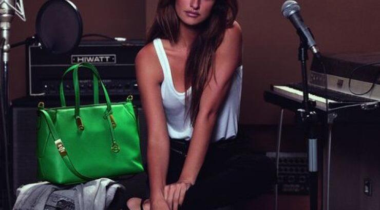 Η Penélope Cruz γίνεται τραγουδίστρια για το νέο σποτ της Carpisa