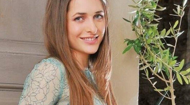 Η "Μυρτώ" από το "Κάτω Παρτάλι" ημίγυμνη με τα στήθη έξω!