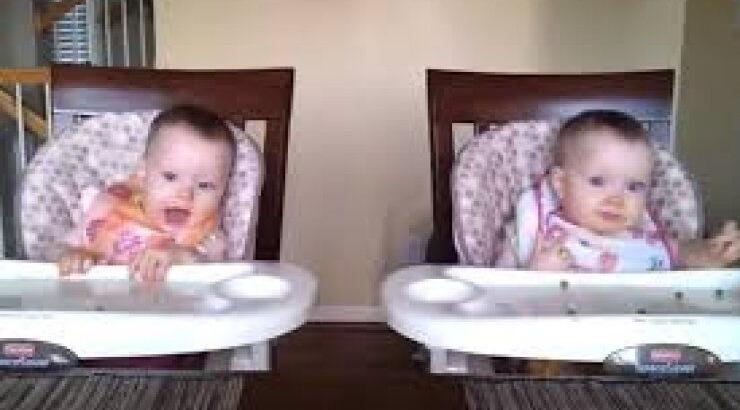 Χαριτωμένα δίδυμα κοριτσάκια κουνάνε το κεφάλι τους καθώς ο μπαμπάς παίζει κιθάρα (Βίντεο)