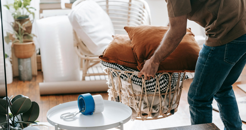 6 decluttering tips που θα κάνουν το σπίτι να φαίνεται μεγαλύτερο