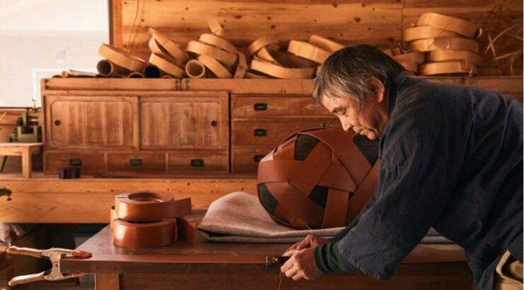 Δέρμα και καλαθοπλεχτική σε μοναδικά κομμάτια