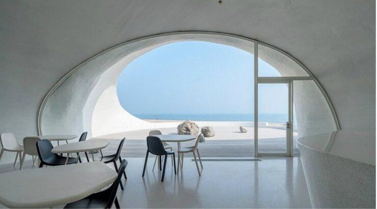 Το αρχιτεκτονικό γραφείο OPEN Architecture έχει σχεδιάσει ένα μουσείο θαμμένο μέσα σε ένα αμμόλοφο