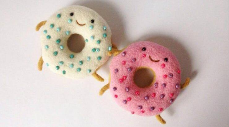 Χειροποίητα ζωάκια και τρόφιμα από μαλλί φτιάχνουν δύο αδελφές από την Ουκρανία