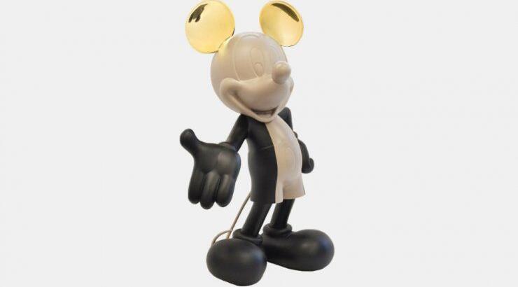 Ένα γλυπτό του Mickey Mouse σε μέγεθος, σχεδόν, ενός ανθρώπου