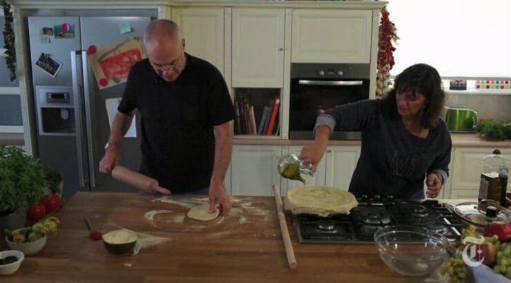 Η Κόχυλα μαθαίνει σε δημοσιογράφο των «New York Times» να ανοίγει φύλλο! [βίντεο]