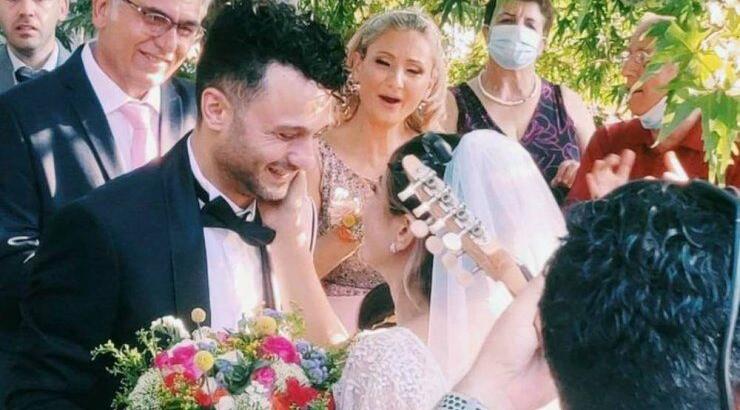 Δημοσιογράφος του νησιού ανέβηκε τα σκαλιά της εκκλησίας με τον αγαπημένο της! [εικόνες]