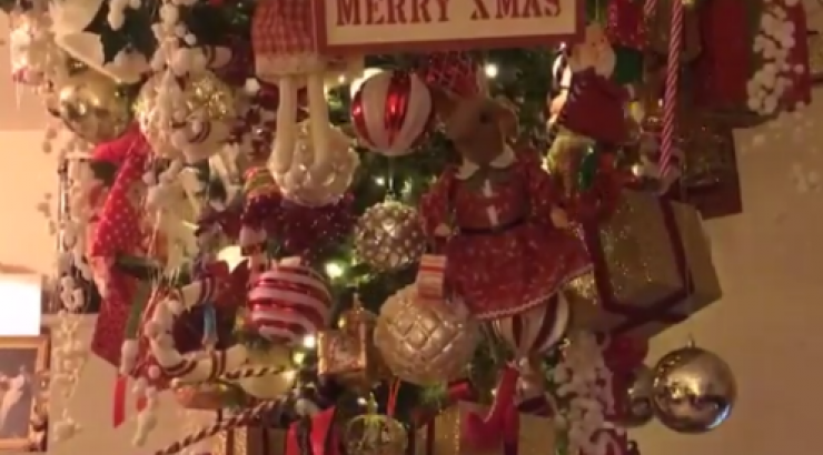 Το είδαμε κι αυτό! Επώνυμη Κύπρια στόλισε ανάποδα το χριστουγεννιάτικό της δέντρο!