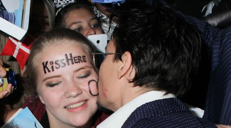 Johnny Depp: Το φιλί με θαυμάστρια [εικόνες]