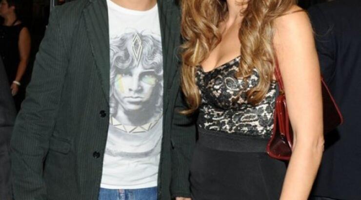 Δείτε το Ντέμη Νικολαΐδη σε έξοδο του με την Δέσποινα Βανδή υποβασταζόμενο από το πολύ ποτό