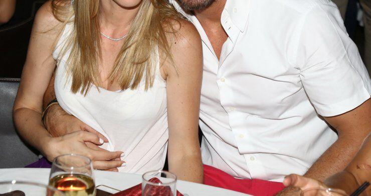 Ο τραγουδιστής διαψεύδει τις φήμες που τον ήθελαν να παίρνει διαζύγιο, ανακοινώνοντας την δεύτερη εγκυμοσύνη της γυναίκας του