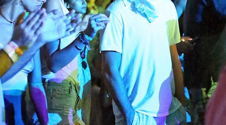 Ποιος διάσημος φοράει αυτή τη μάσκα στο πρόσωπο; [εικόνες]