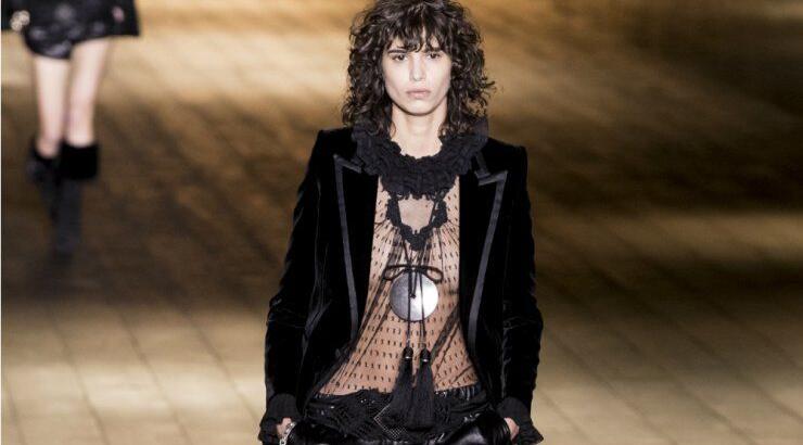 Πώς να φορέσεις την διάφανη μπλούζα στο ρεβεγιόν