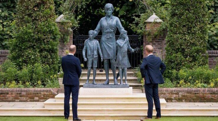 Harry - William: Εμφανίστηκαν μαζί στην τελετή για τα 60α γενέθλια της μητέρας τους [εικόνες]