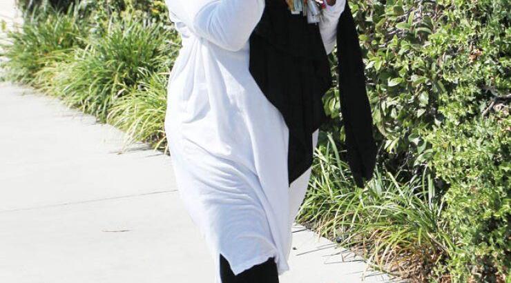 Ποια διάσημη τραγουδίστρια προσπαθεί να κρυφτεί από τους φωτογράφους;