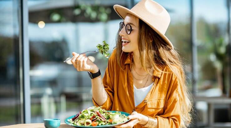 Πώς να τρως υγιεινά όταν βγαίνεις έξω για φαγητό