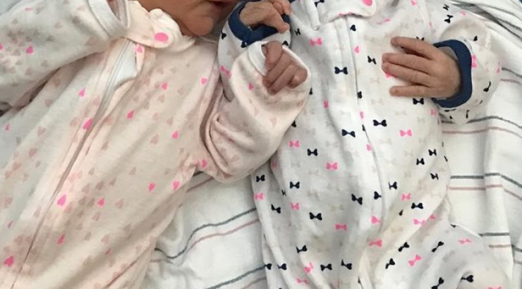 Για πρώτη φορά! Γνωστός τραγουδιστής μας συστήνει τα δίδυμα κοριτσάκια του!