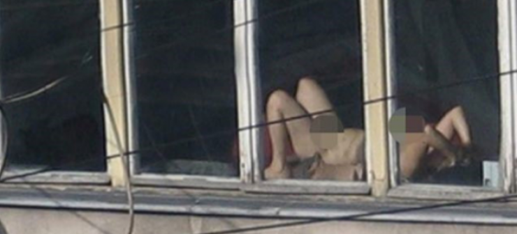 Δικαστικός στη Βοσνία έκανε ηλιοθεραπεία ολόγυμνη εν ώρα εργασίας