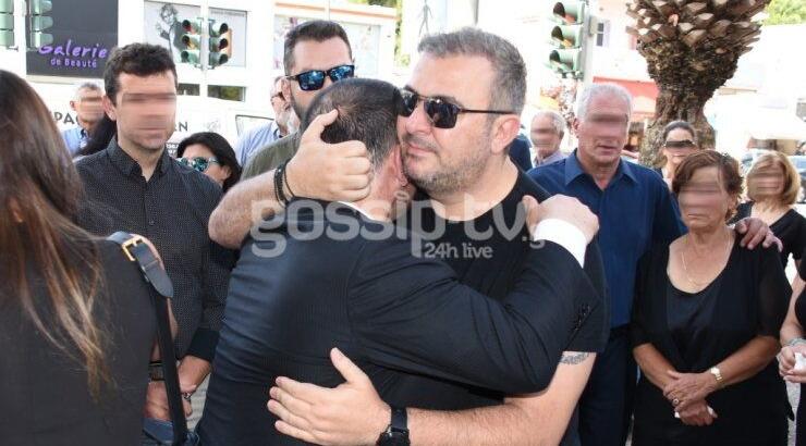 Πύρρος Δήμας: Τραγικές φιγούρες ο Ολυμπιονίκης και τα τέσσερα παιδιά του στην κηδεία της συζύγου του