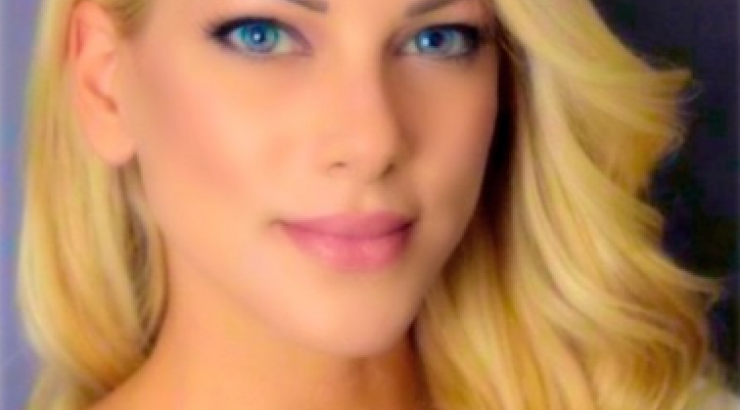 Η Χριστίνα Δημητρίου ποζάρει με το μπουρνούζι στο δωμάτιό της!